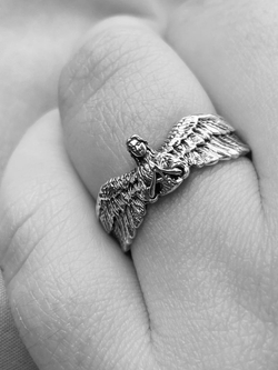 Фото кольца на пальце крупным планом Ангел-хранитель серебро 925 пробы ручная работа