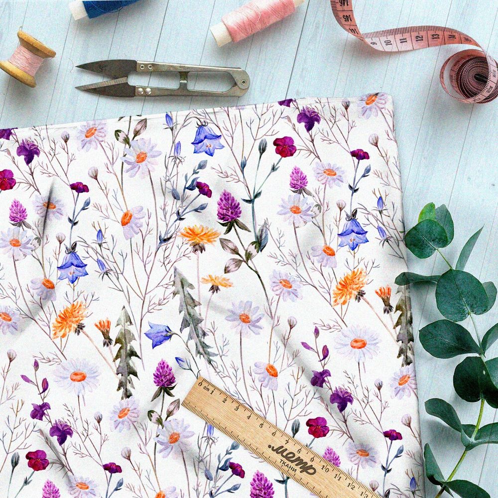 Ткань габардин колокольчики, одуванчики и клевер на белом фоне