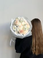 Сборный букет из хризантемы, маттиолы, кустовых пионовидных роз и диантусов крем мал