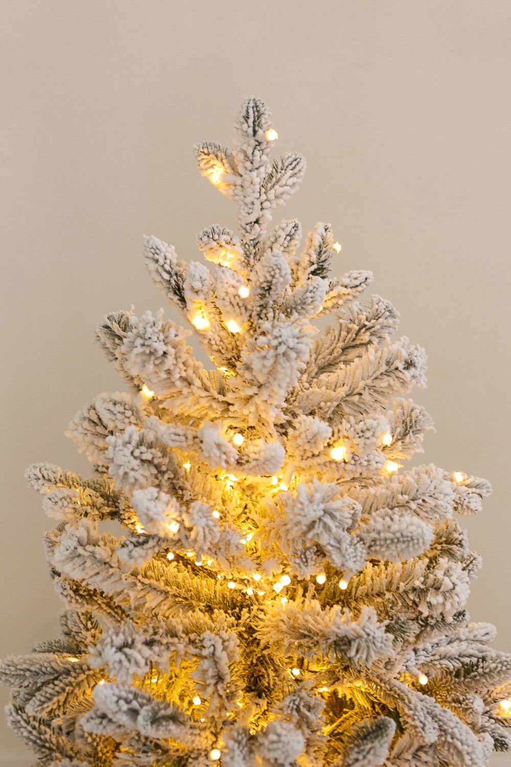 Заснеженная ель с гирляндой «Барокко» теплый свет (Литая+пвх) 180 см / 1,8 м