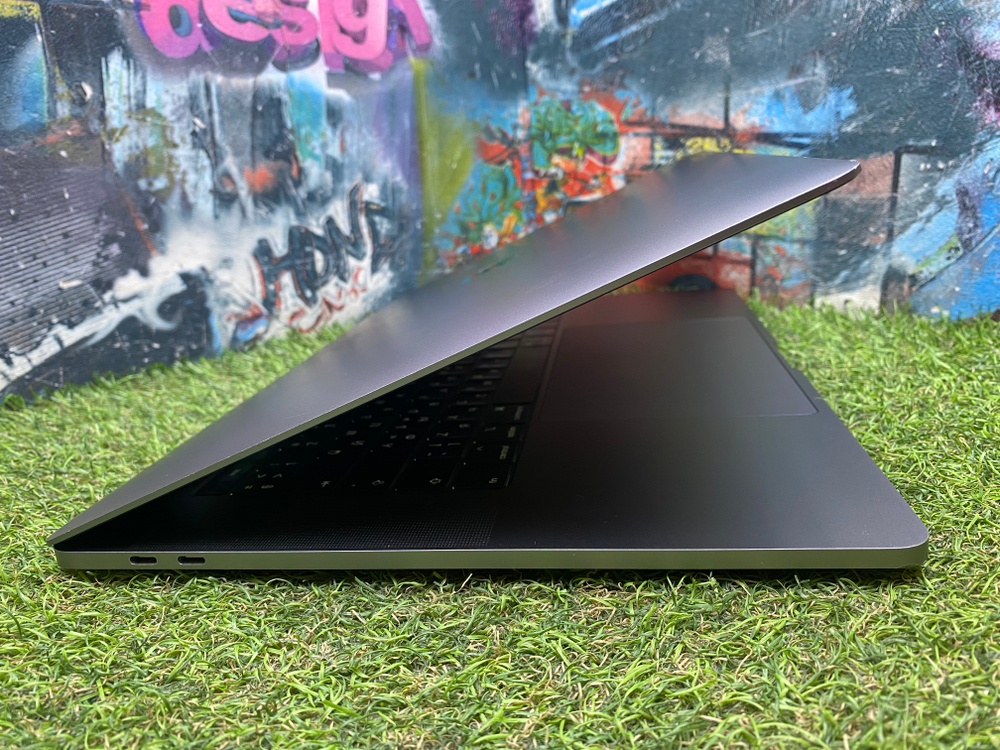 Apple MacBook Pro 15 2018 (A1990) Retina i7/16Gb/22 цикла