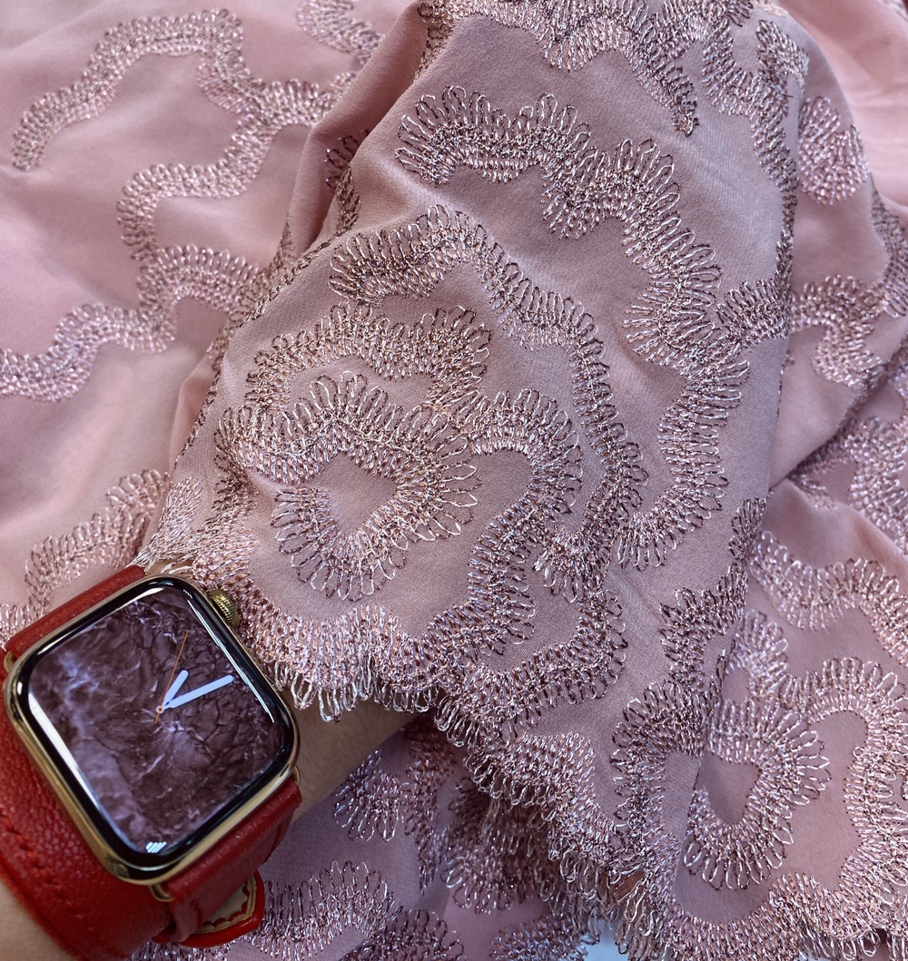 Ткань  натуральный шелк 100%с вышивкой (Италия) ш-120см  цена за 1м