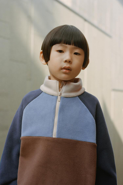 ZARA ТОЛСТОВКА ИЗ ПОЛАРФЛИСА В СТИЛЕ КОЛОР-БЛОК С НАШИВКОЙ, МОРСКОЙ СИНИЙ