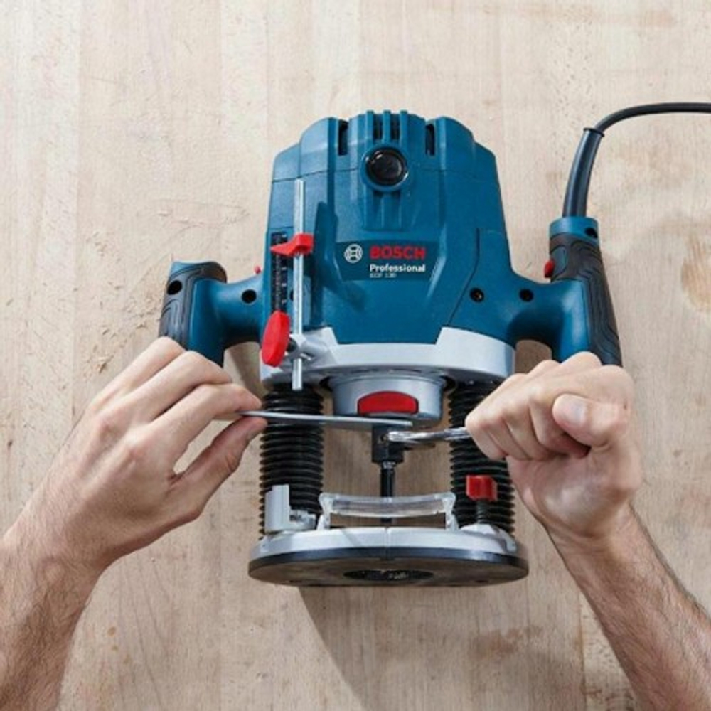 Фрезер сетевой BOSCH GOF 130 06016B7000