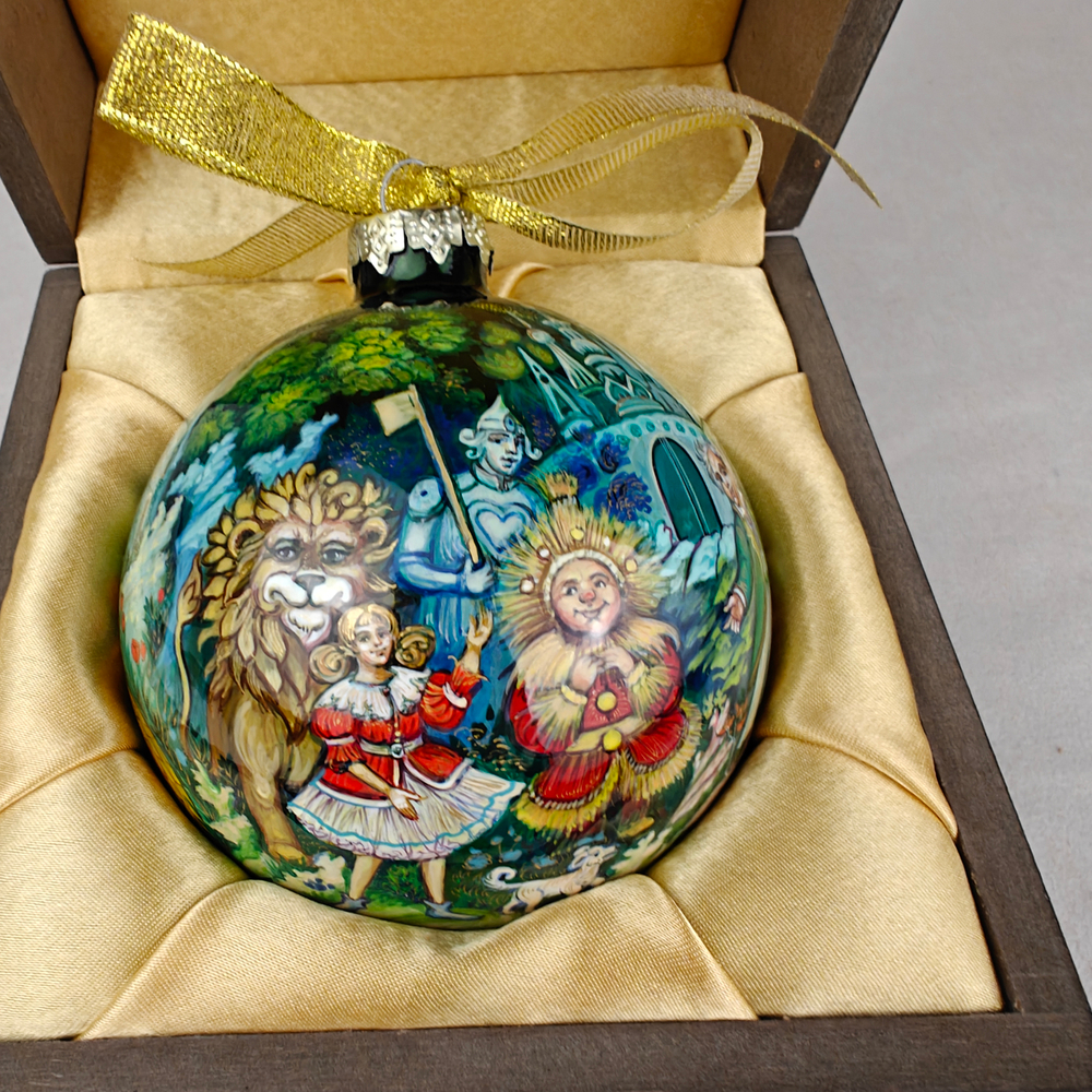 Шар новогодний с круговой росписью "Волшебник изумрудного города" в футляре