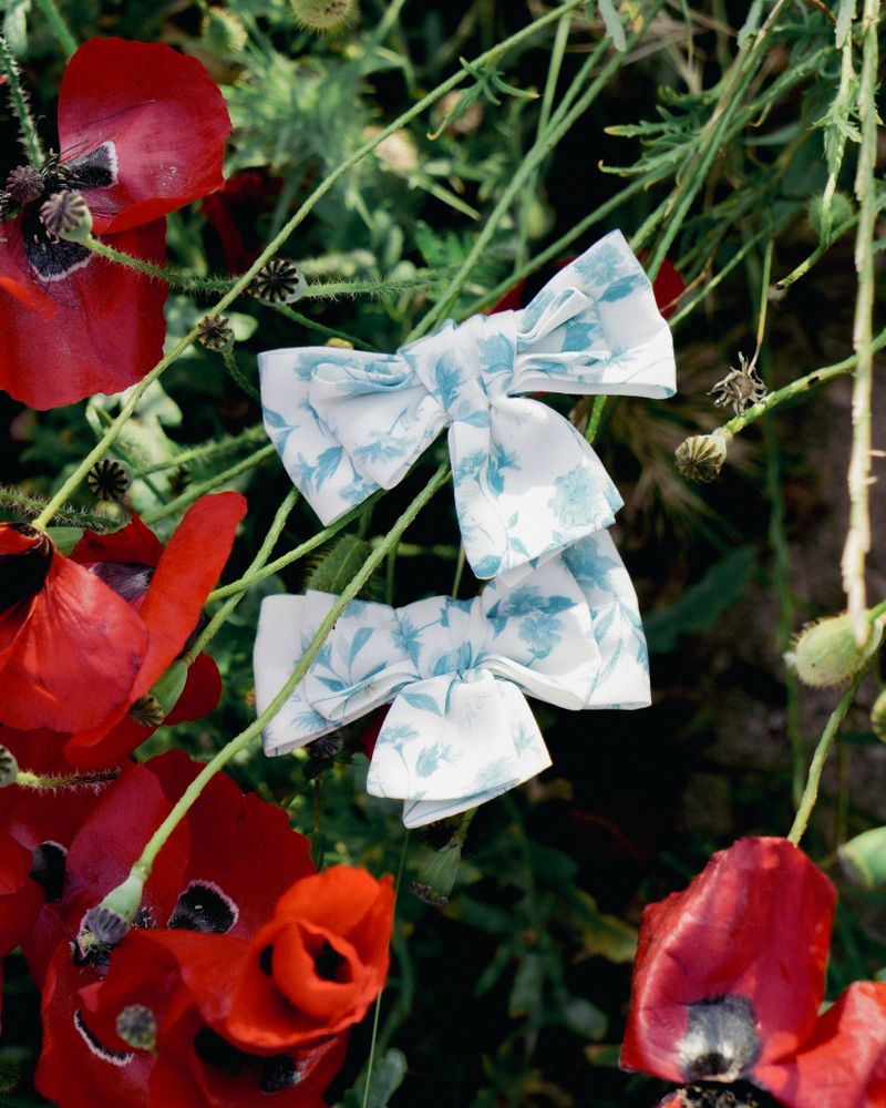 Mimi заколки - бантики детские из молочного крепдешина с мелкими голубыми цветами