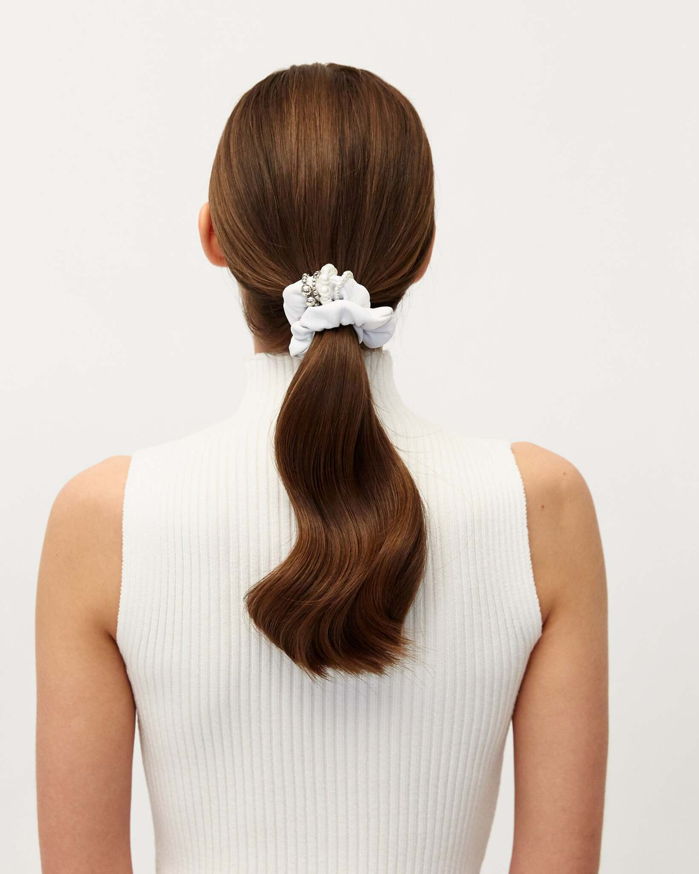 Резинка из кожи с декором из жемчуга и серебристых элементов