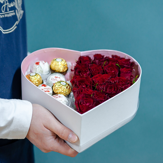 Коробочка- сердце с цветами и конфетами