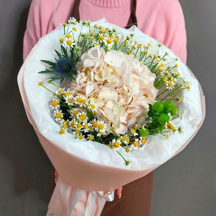 Авторский букет с гортензией и ромашками