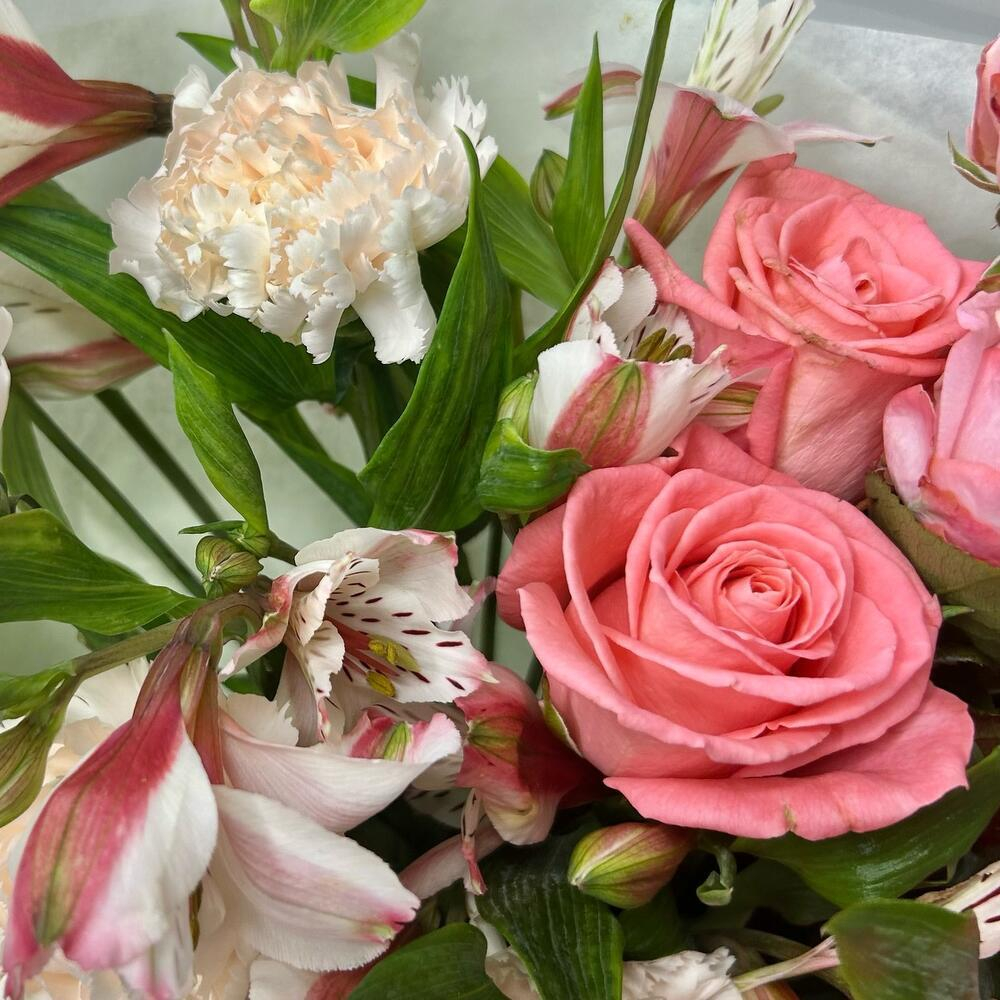 «Весеннее солнце» букет из роз пионовидных Мадам Бомбастик,Альстромерии,розы Анна Карина и кремового диантуса