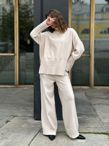 Бежевый трикотажный костюм с широкими резинками