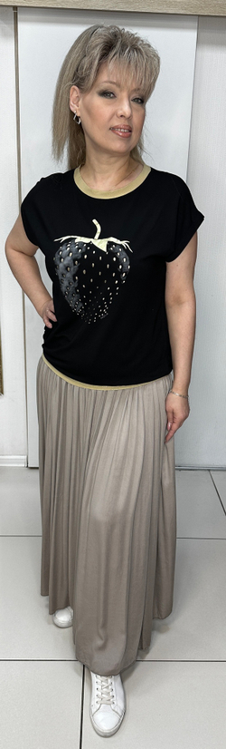 Черная блузон-футболка с изображением клубники