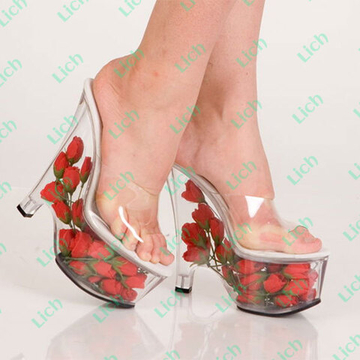 Туфли прозрачные на платформе наполненной розочками