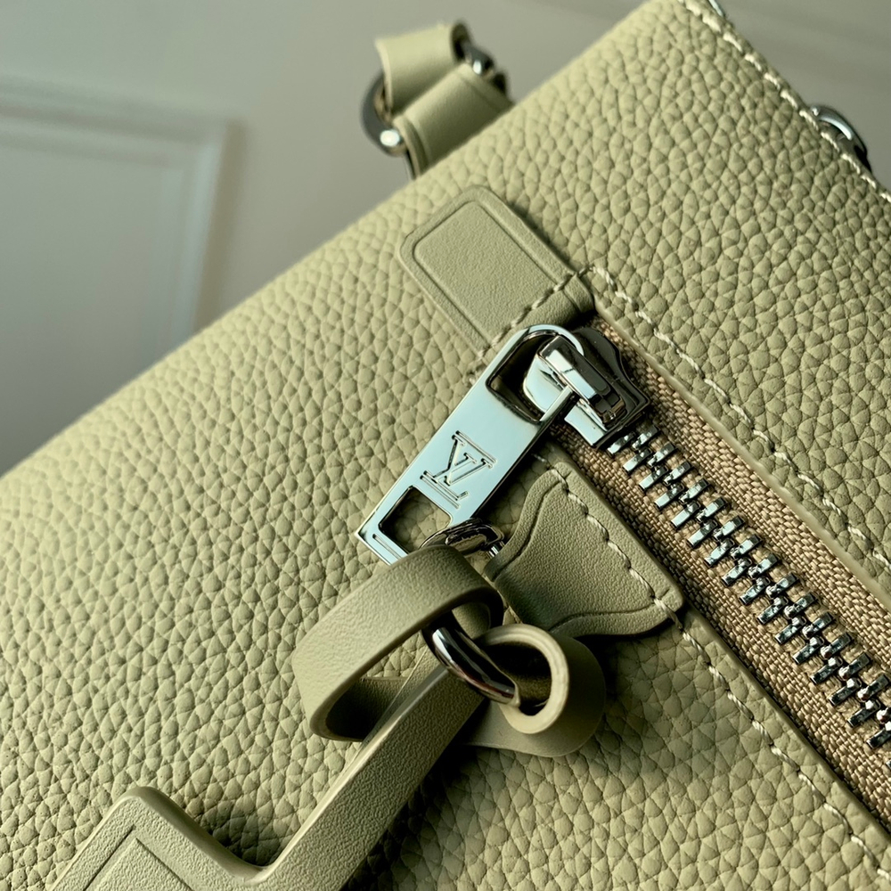 Louis Vuitton Takeoff Pouch