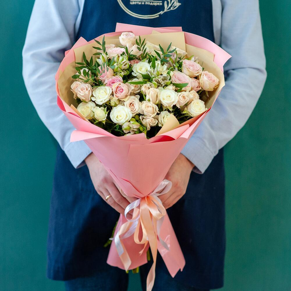 Букет нежных кустовых роз c альстромерией