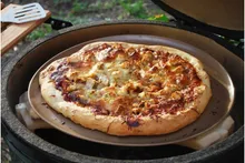Керамический гриль Big Green Egg L Large (Большой), 46 см на столе из дуба