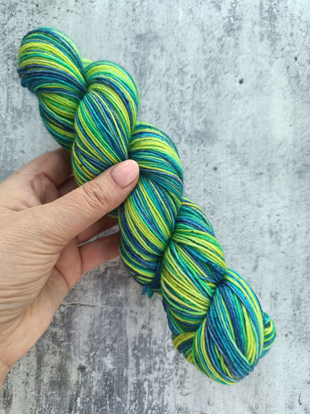 Носочная пряжа ручного окрашивания superwash 420 м / 100 г Цвет Мохито луна