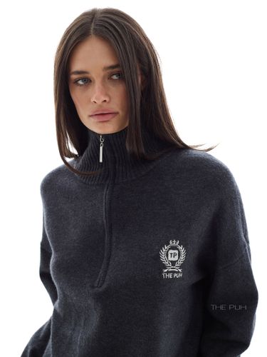 Вязаный костюм с вышивкой в цвете графит