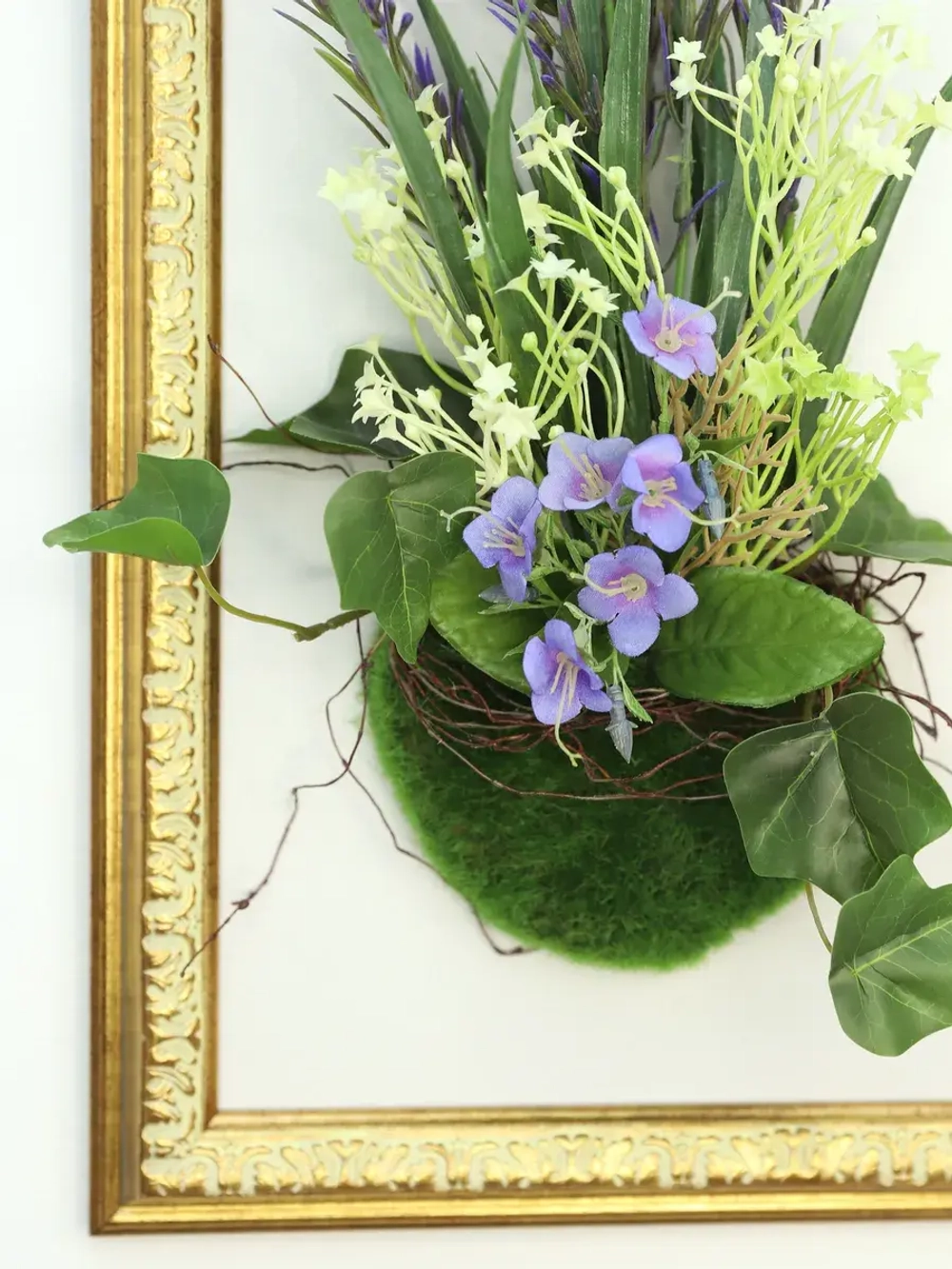 Искусственные цветы в багетной раме для декора