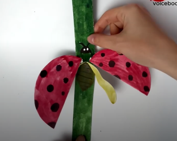 Милая божья коровка из бумаги