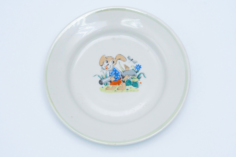 Детская полупорционная тарелка «Собака с охотничьим ружьем»