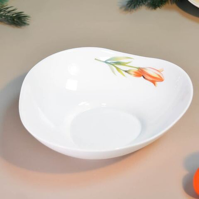 Салатник 680мл 17*6,5см Лилия, треуголная форма, опаловое стекло, MILLIMI