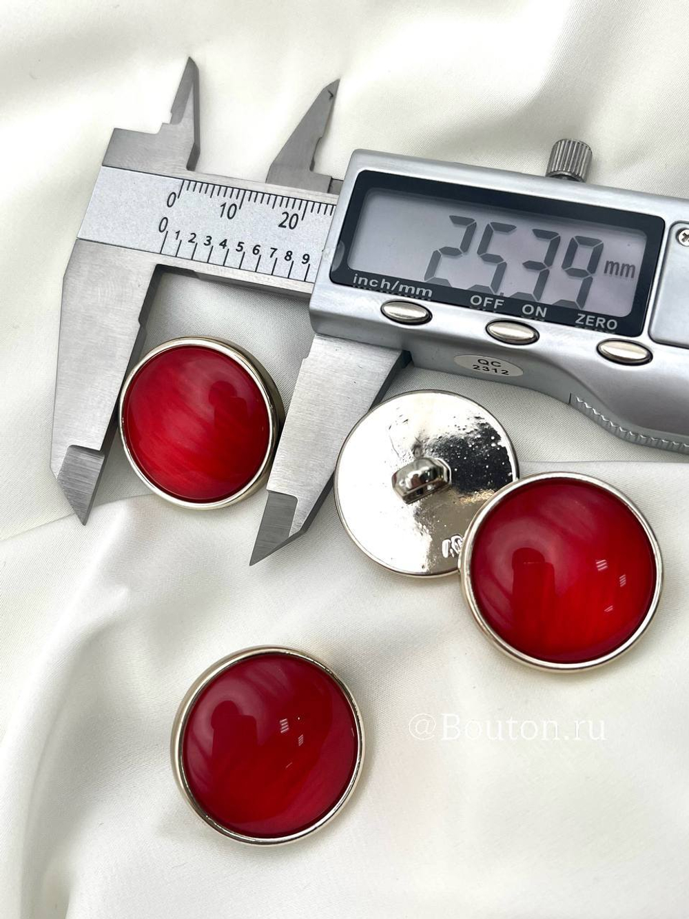 Пуговицы золотистые красные