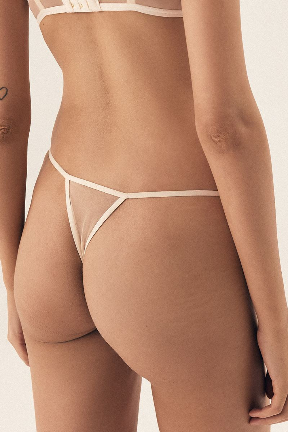 42516 BATTY/01X Трусы стринги