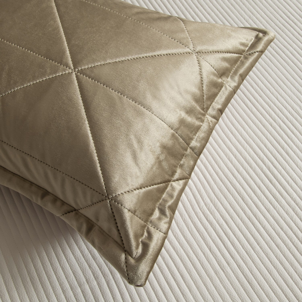 Велюровое покрывало в клетку и две наволочки OVL030