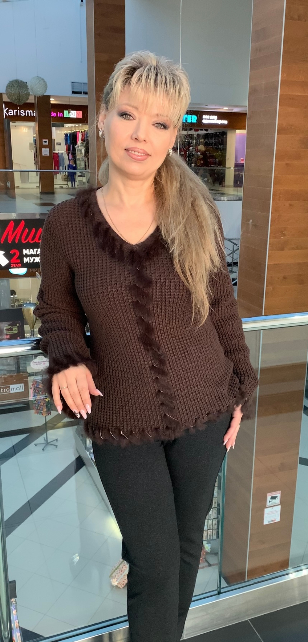 Коричневый джемпер с меховой отделкой