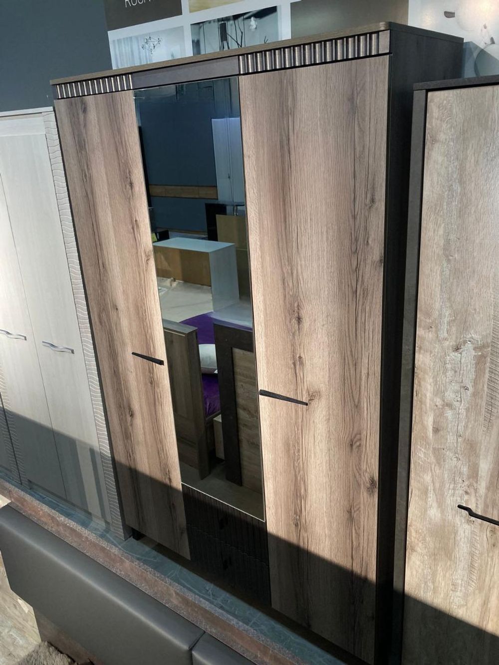 Шкаф 3-х дверн с ножками Ольга-3 Дуб делано серый/сильвер Пэлас