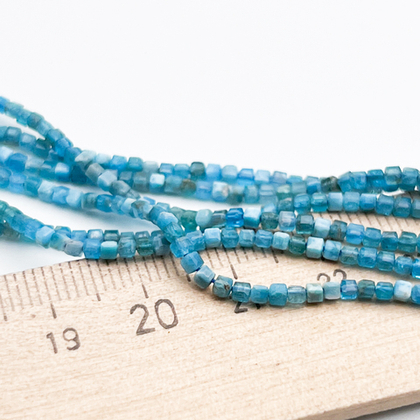 Апатит бусины, куб, размер около 1,8 мм, цена за нить 38 см