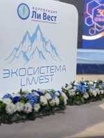 Настольная композиция с цветами в бело-синей гамме