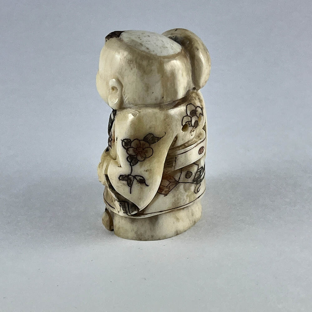 Статуэтка нэцкэ Ребенок Карако с мешком риса (богатство)