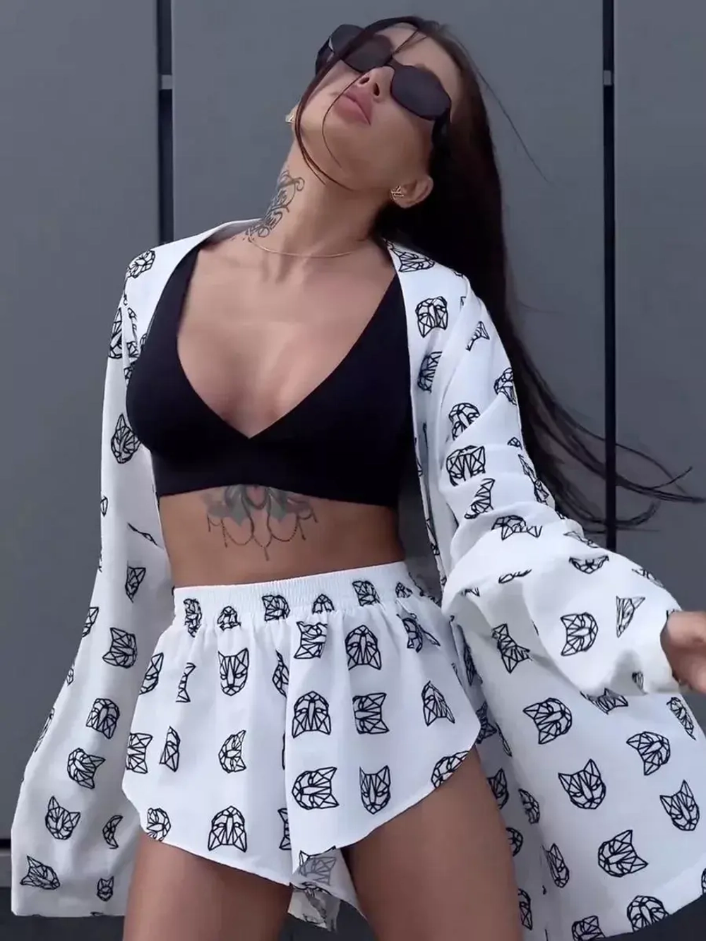 Костюм в пижамном стиле с шортами