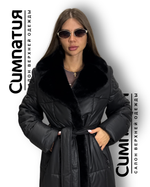 Стильное пальто в черном цвете с декоративными деталями