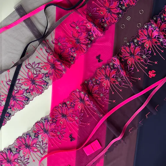 Вышивка на сетке фиолетовая/неон 24 см (правая)