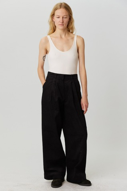 Брюки со складками из черного вельвета