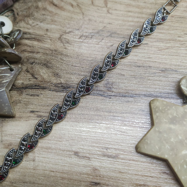 Браслет Vogue Ландыш стразы графитовые красные зеленые металл золотистый на красном бархате