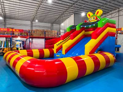 Надувная водная горка с бассейном «Аквамонстро мини» 4*4*4 м