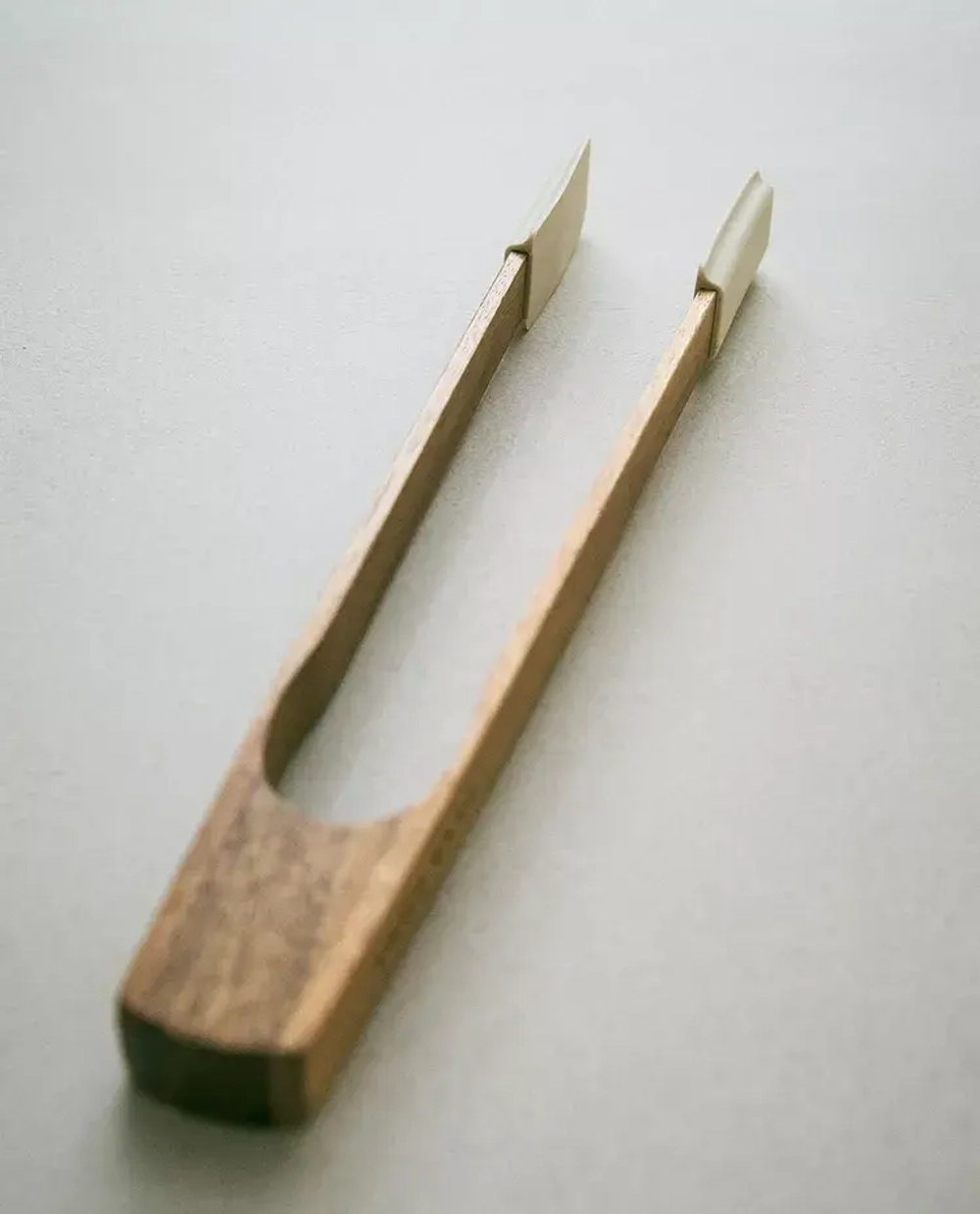 ZARA HOME СИЛИКОНОВЫЕ ЩИПЦЫ С ДЕРЕВЯННОЙ РУЧКОЙ, КРЕМОВЫЙ