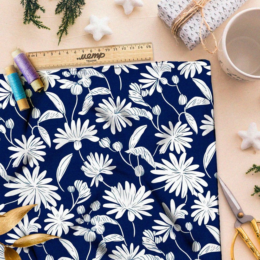 Ткань премиум габардин белые цветы на темно-синем
