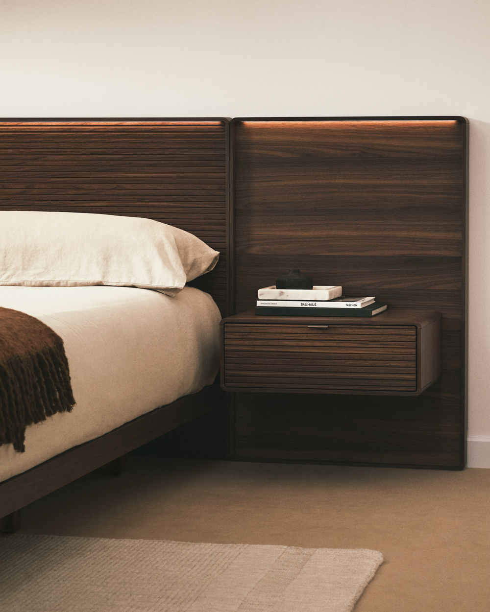 Кровать Norlen с 2 тумбочками из орехового шпона с темной отделкой LED 180 x 200 см