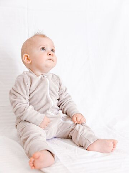 Велюровый комбинезон Mjölk Песочный серый, на манжетах, уценка