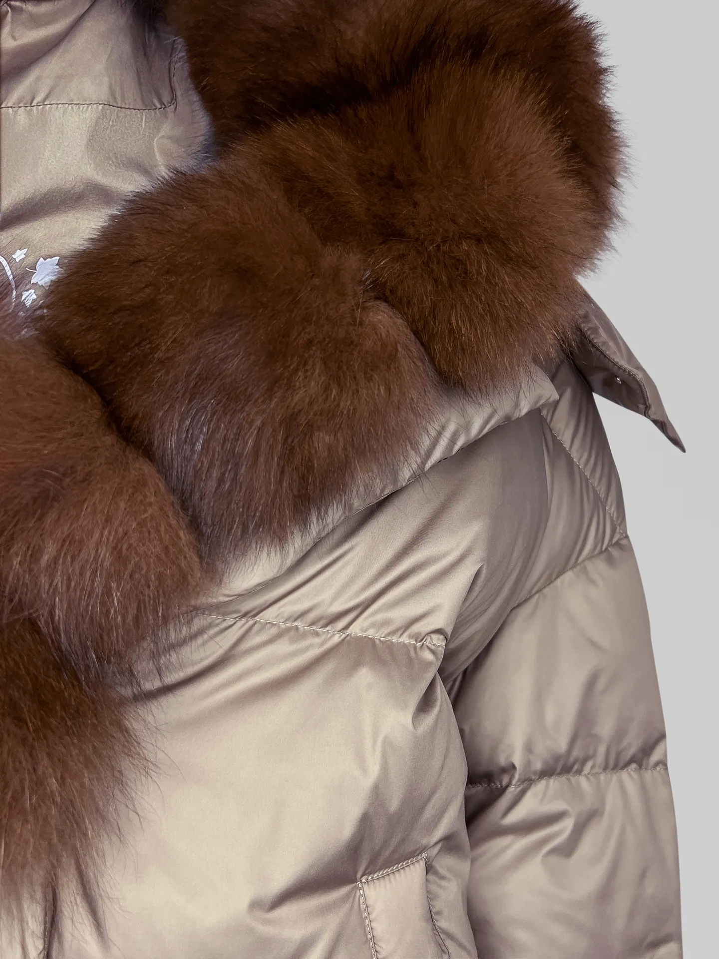 Куртка Sheng Yuan 25-899 однотонная укороченная с мехом