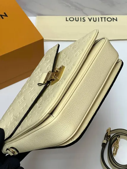 Сумка Louis Vuitton Pochette Metis кремовый