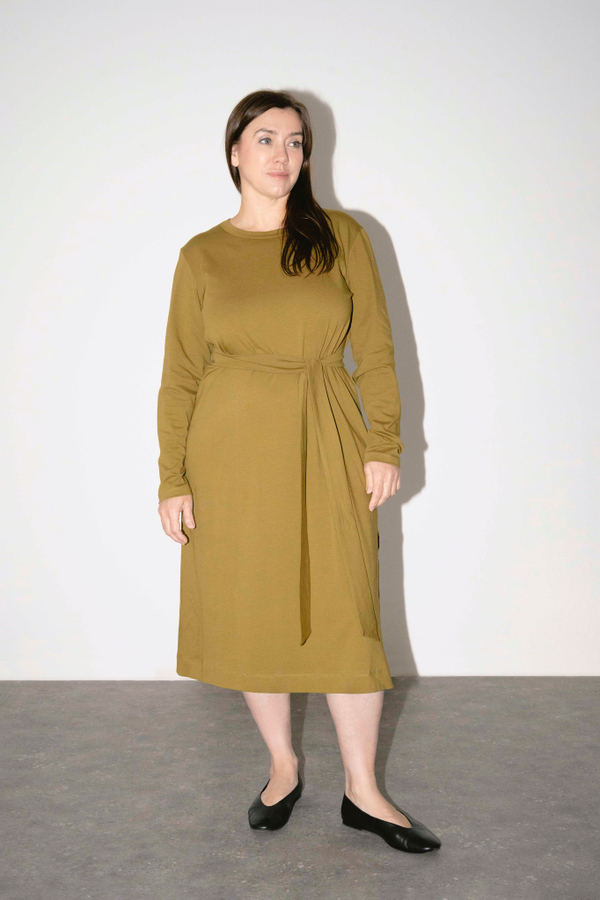 Платье с рукавами и разрезом