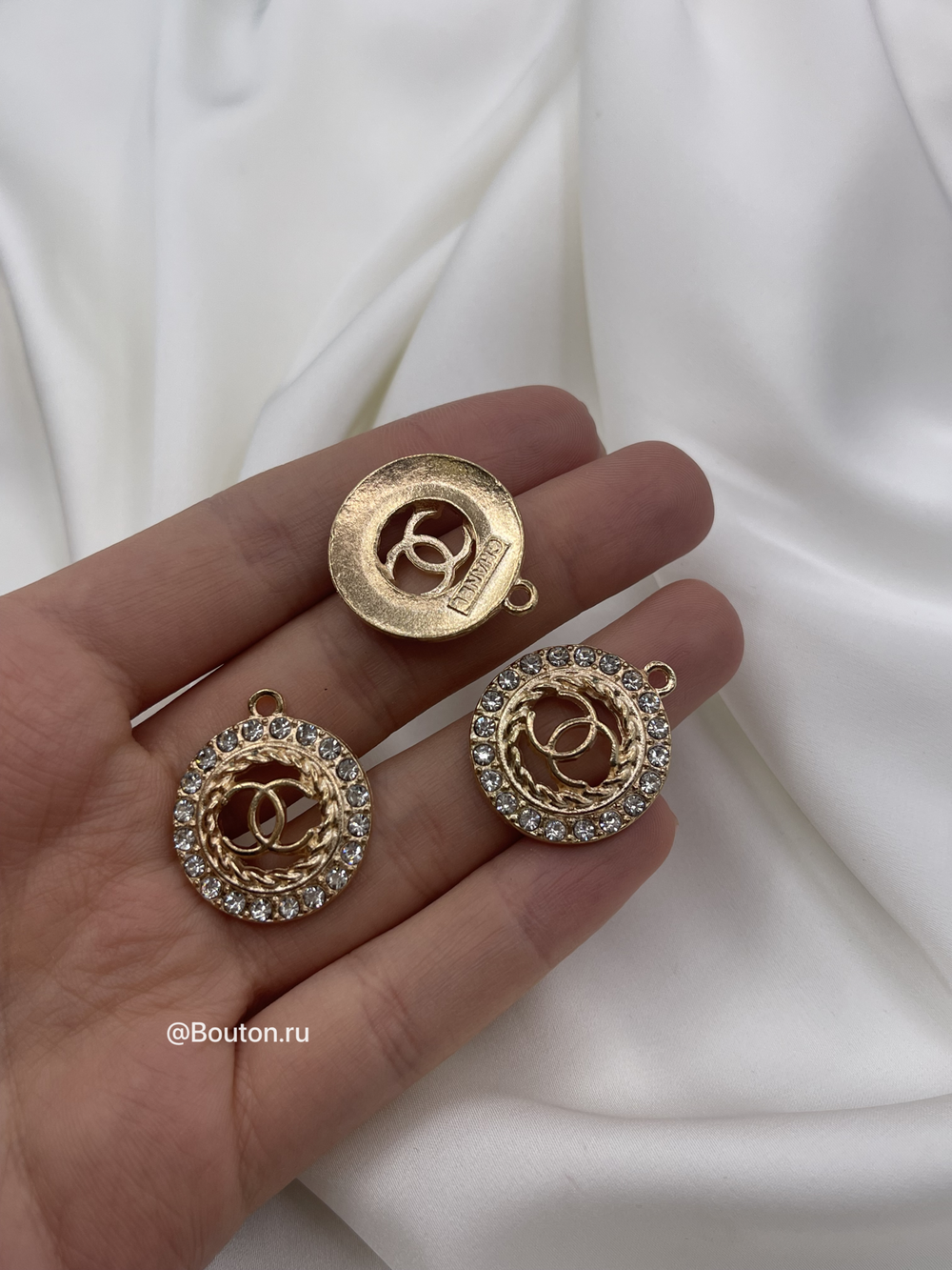 Подвеска Шан. золотистая в стразах