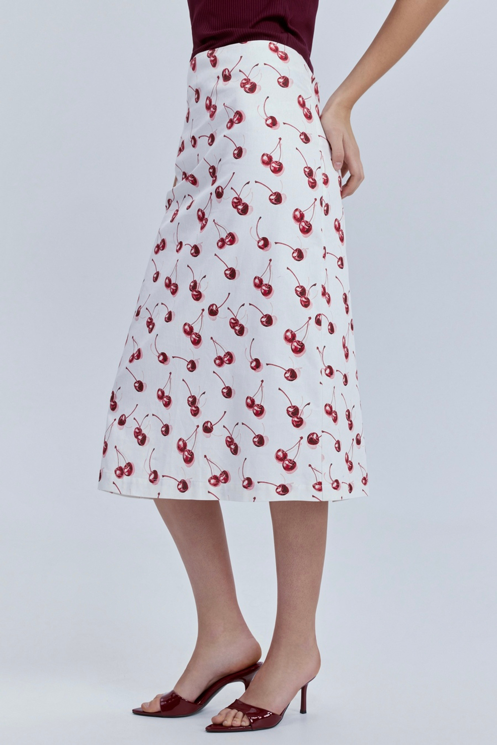 Юбка прямая из лёгкого денима с принтом Вишни