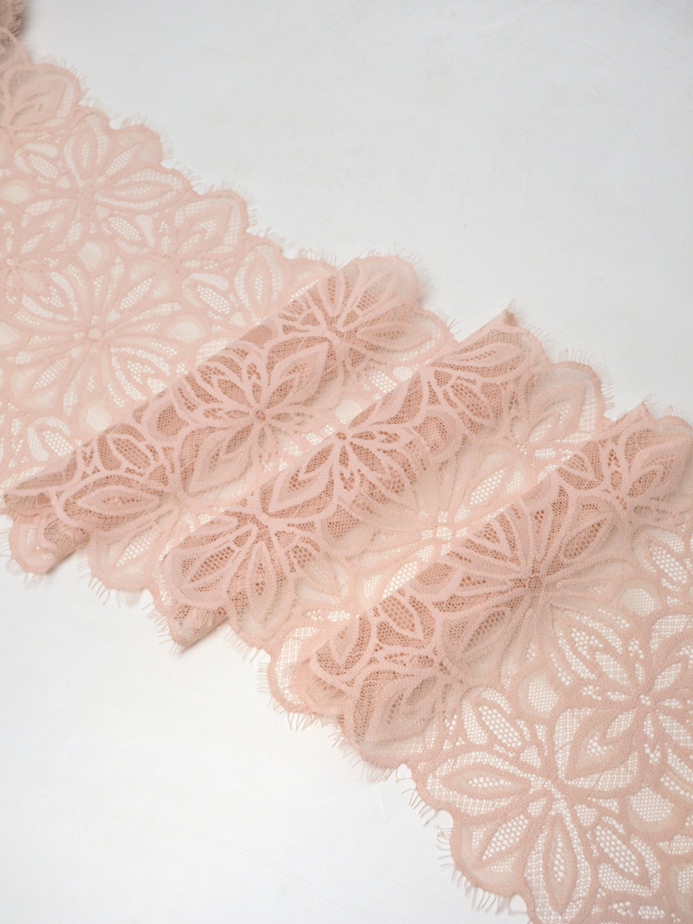 Кружево шантильи эластичное светло-пудровое ширина 20 см